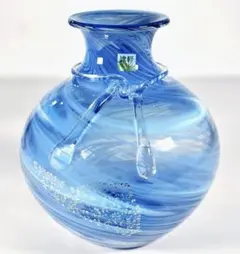 津軽びいどろ　ガラス花瓶　高さ21.5cm　渦巻く淡い青の色彩、表情が美しい！