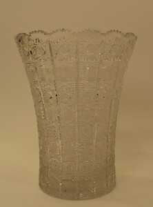 ボヘミアガラス　花瓶（横19.5cm×奥行19.5cm×高さ25cm）