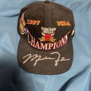 マイケル・ジョーダンさん実使用直筆サイン入り　1997年シカゴ・ブルズ　チャンピオン・キャップ