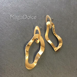 送料無料*MagiaDolce 5166●gold W 変形フープピアス ゴールドピアス ダブルフープピアス 金 ボリュームピアス レディースピアス