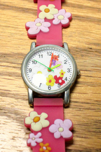 【美品・電池切れ】時計の勉強にぴったり　花柄のバンドがかわいい子共用腕時計　ピンク