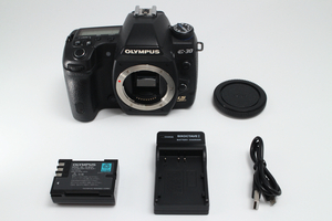 3910- オリンパス OLYMPUS デジタル一眼レフカメラ E-30 ボディ シャッターカウント6835回 貴重な新品級