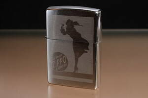 管27107ニ　ZIPPO　WIND PROOF　風の中でタバコに火をつける女性　ウィンディ ガール