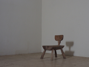 C11318. 古家具 小さな木製椅子 チェア / 子ども椅子 キッズチェア 古道具 アンティーク レトロ ヴィンテージ 木工 店舗什器 展示台 花台