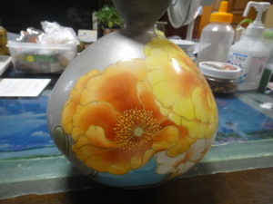 トウアン作（京都）　少し大きめの花瓶　灰色の地に花の模様がきれいです。水色の背景も映えています。　箱無し　未使用品
