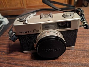 KONICA　C35 カメラ　昭和レトロ　肩紐付　※シャッター切れます　ケースなし　日本製　