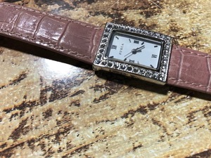 未使用近い美品 FURLA フルラ ストーンベゼル シルバー×白文字盤 純正革ベルト 薄ピンク クオーツ レディース 腕時計