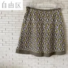 【新品タグ付き】自由区　台形スカート　刺繍デザイン　革　カーキ×黄色×白　38