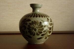 12世紀 高麗青磁鉄絵菊花紋盤口瓶　