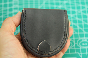 サービス品ヌメ革手縫い半円型（馬蹄形）小銭入れ手染めブラック　コインケース