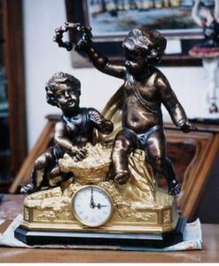 イタリア輸入　大理石と真鍮でできている天使の置物型時計　　エンジェルの置物型時計