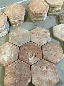 現地蒐集 ヨーロッパアンティーク 一枚割れあり ヘキサゴンガーデンタイル 56枚 レンガ ガーデニング タイル 床材 壁材 資材 421240mqS