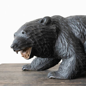 木彫の熊 高さ21cm 全長38cm ガラス眼 北海道 民芸品 木彫り熊 木製彫刻 飾り オブジェ 置物 民藝