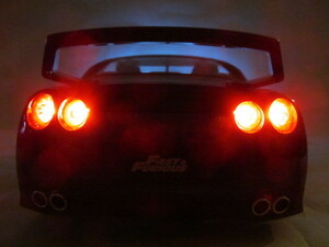 《全国一律送料800円》訳あり 超希少１／１８日産GTR R35 2009年 紺色+ブライアンフィギュア ワイルドスピード GTーR LED点灯