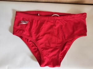SPEEDOブランドの（ミズノ製）Vパンツタイプの競泳用水着、赤色サイズL