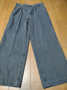 即決　中古美品　GU グレーのワイドデニムパンツ（M）