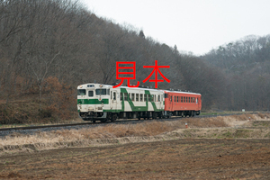 鉄道写真データ（JPEG）、00792995、キハ40系（1002）（雨天）、JR烏山線、滝〜小塙、2017.03.02、（7360×4912）