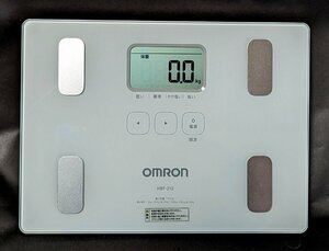 ★美品★ OMRON オムロン 体重計 HBF-212 ホワイト ガラス カラダスキャン 健康器具 体組成計 単4電池×4本
