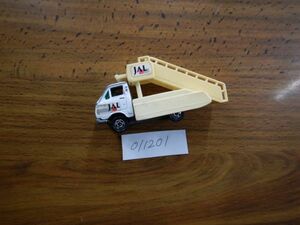 トミカ　TOMICA ミニカー　011201 JAL タラップ車　TOYOTA HIACE NO58.50 L8H3.8W2.5CM 日本航空　空港作業車　JAPAN AIRLINE AIRPORT