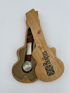 ジャンク　THE BEATLES　ビートルズ　腕時計　木製ギターケース付き　不動　クオーツ