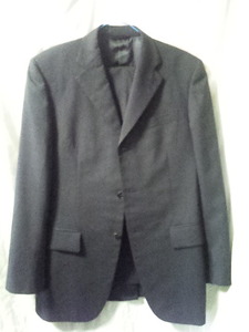 中古良品　メンズ　シングルスーツ　Ｙ５　濃いグレー　ネームの刺繍有り　『JOHN PEARSE』