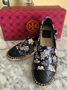 新品【TORY BURCH／トリーバーチ】ロゴ入り/花柄黒レザー/エスパドリーユ/スリッポンシューズ （US・7.5Ｍ／24.5cm）#314