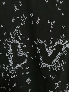 全面モノグラムスプレッドジャイアントモノグラム芸術的アート最高傑作一瞬でルイヴィトンと分かるブラックモノグラムTシャツ