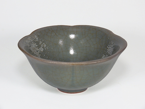中国伝統工芸品陶器.薄い緑色の碗.盃.青磁碗.無傷。