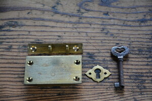 NO.9101 古い真鍮の被錠 54mm 検索用語→A50gアンティークビンテージ古道具真鍮金物小引き出しドロワー本箱木箱蓋