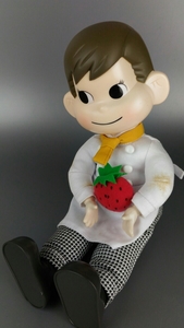 ■ペコちゃん?の人形 大きい イチゴ 洋服に汚れあり レトロ キャラクター 希少 ■149