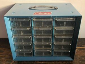 コールマン パーツ ディスプレイ メタル キャビネット 1980年代 アクロ ミルズ Coleman Akro-Mils Blue Metal Parts Cabinet 中古 USA 廃盤