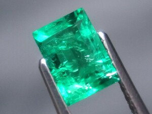 0.77ct 新品・コロンビアカラーの最上級ランクカラー 合成バイロンエメラルド 超希少入手困難・バイロン社製