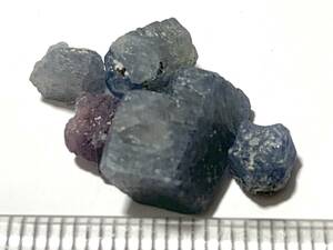 宝石にはならない品質のブルー・コランダム（サファイヤ）原石・6・4g（鉱物標本）