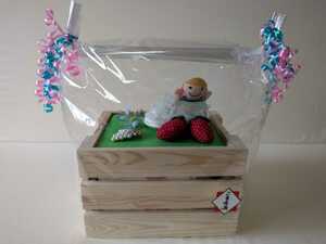 【送料無料】出産祝　おむつBOX　男の子　赤ちゃん　木箱　出産祝い　お母さんへのブローチ　プレゼント　ギフト
