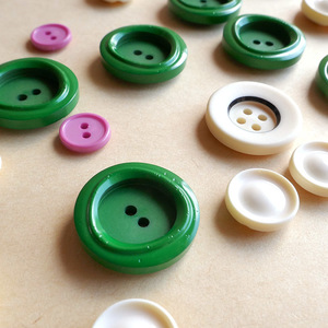 レトロ　ボタン　いろいろ　２５個　昭和　プラスチック　ヴィンテージ　緑ｘ白ｘピンク　BT041502