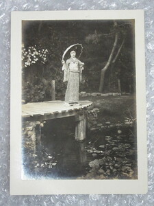 古い写真/17/女性 着物 池 傘/光沢 ピーコックB/サイズ＝約16.5×12㎝