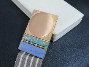 88APR21【横浜古物】1964　オリンピック　東京大会　TEAM　OFFICIAL バッジ 　縞柄リボン