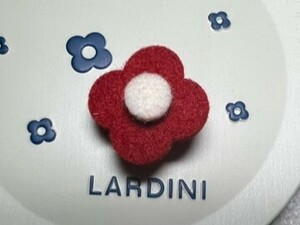 新品未使用◆LARDINI◆赤×白フェルト製ブートニエール◆レッド×ホワイト◆ジャケット ジレ ベスト用◆ラペルピン ブローチ◆ラルディーニ