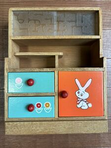 昭和レトロ　ままごとの食器棚　ウサギの絵　ガラス棚・小引き出し付き　ミニチュア家具　収納　当時物　玩具　中古　雑貨　