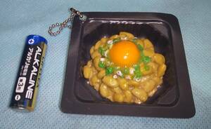 食品サンプル：リアル 納豆 玉子 ネギのせ ボールチェーン付 2303/オクパナ