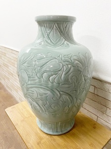 【豆緑】中国古玩 唐物大型青磁牡丹 陽刻花文 花瓶壷　落款王沢作 高さ58cm