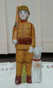 兵隊さんと犬の置物 陶器製 人形 軍用犬 アンティーク 昭和初期