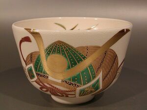 茶道具　抹茶茶碗　色絵　兜（かぶと）画、 京都　相模竜泉作、桐共箱　新品。