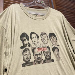 AGCJ 1スタ ベージュ 指名手配 Tシャツ シリアルキラー 囚人 殺人鬼 - 90s 00s ビンテージ アメリカ 古着 ベール 卸 仕入れ