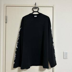 VETEMENTS 22aw GOTHIC Logo L/S TEE Black Size:M ヴェトモン ゴシック 袖ロゴ ロンT アームロゴ長袖カットソー 黒　Mサイズ UA53LS100B