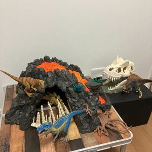 現状品 Schleich42305 大火山とティラノサウルス恐竜ビッグセット Schleich42348 巨大恐竜の骸骨トラップ　シュライヒ2点セット