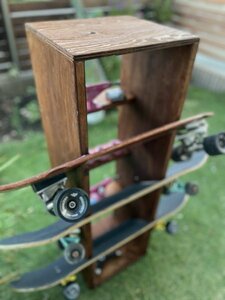 ☆木製スケートボード収納ラック☆スケボーをスマートに収納し、玄関をスッキリ！