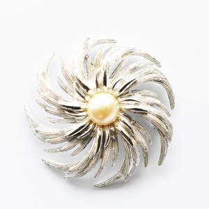 Vintage SARAH COVENTRY　1960ｓ′　 silver metal × pearl　brooch