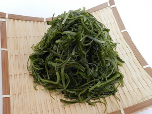 令和6年度新物入荷! 三陸産塩蔵茎わかめ(細切タイプ)! 剣山で食べやすく細く裂いてます! ゴマドレッシングや生姜でさっぱり味付け！