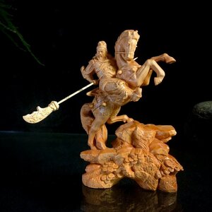 精密彫刻　極上品　仏師で仕上げ品 馬をまたぐ関公 彫刻工芸品
